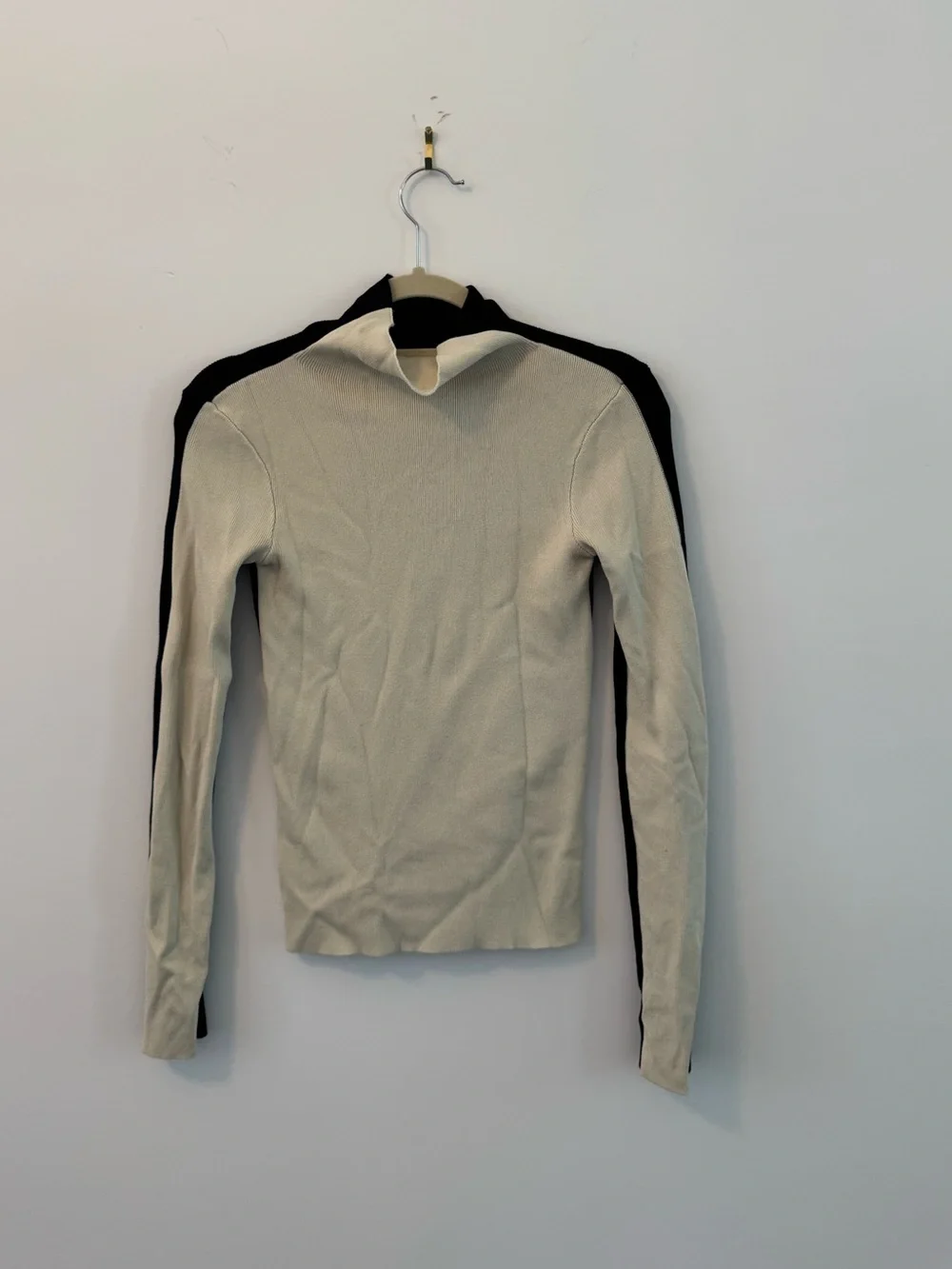 Size M Women's Two-Tone Mock Neck Sweater in Cream and Black
